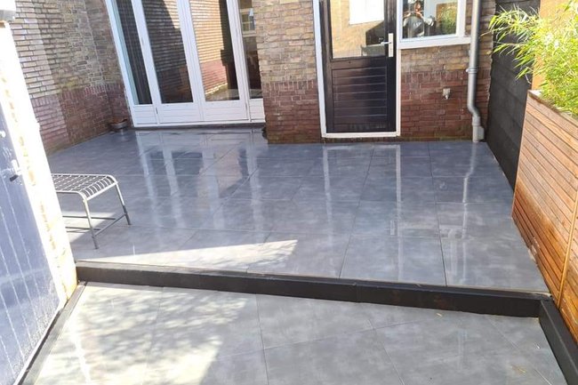Bestrating achtertuin met keramische tegels