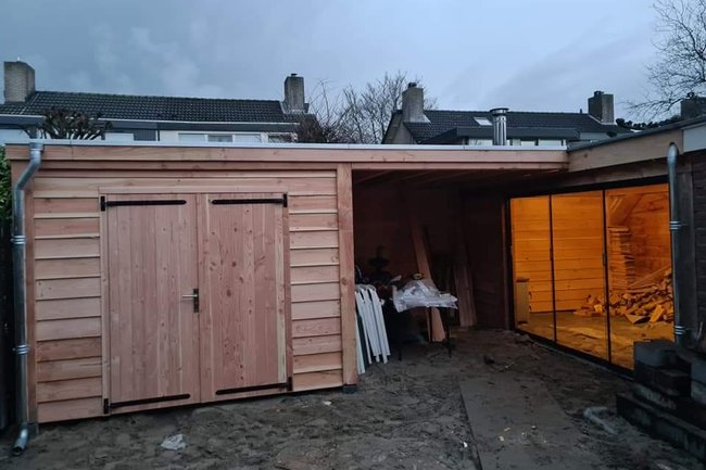 Overkapping met berging en glazen schuifwand