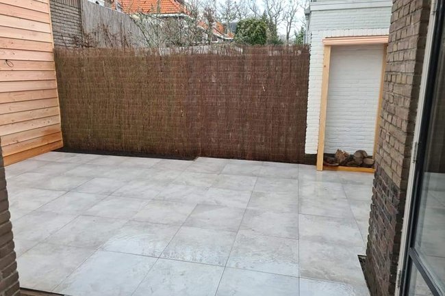 Bestrating achtertuin met keramische tegels
