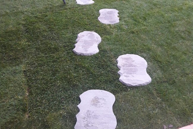 Posa del prato a rotoli a fine lavori