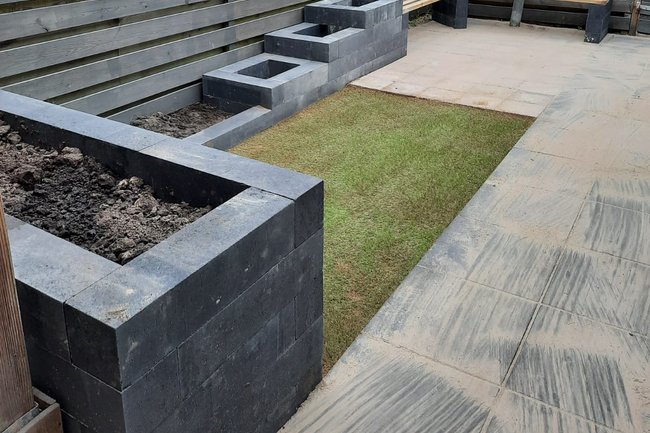 aanleg klus, bloembakken met bank