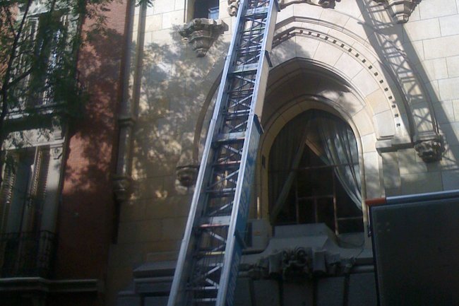 Servicio mudanza fachada histórica con elevador