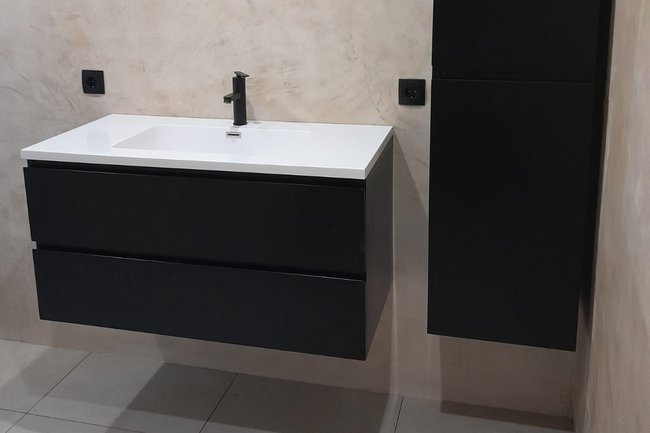 Deze badkamer in beal mortex gestucadoord geen voegen geen k