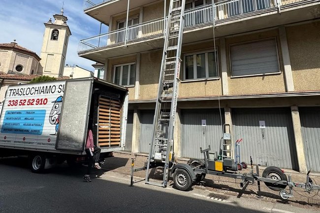 Trasporto sicuro con camion e autoscala professionali