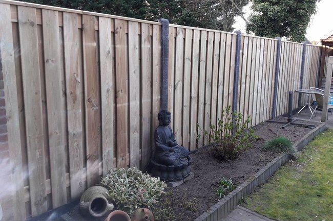 Standaard schutting met antraciete betonplaten en palen
