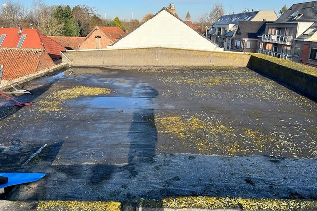 Plat dak klaar maken voor de werken starten