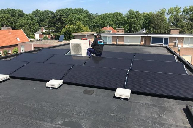 Warmtepomp in combinatie met zonnepanelen geleverd