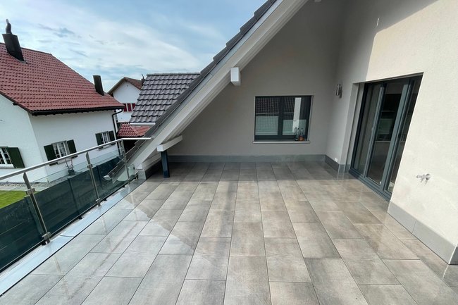 Keramikplatten auf Terrasse verlegt