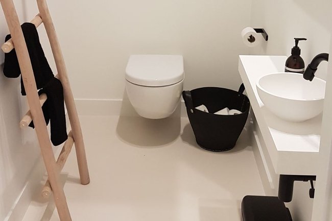 Plamuren, vliesbehang en schilderen van toilet