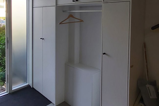 Nieuwe meterkast met garderobe en opberg mogelijkheden.