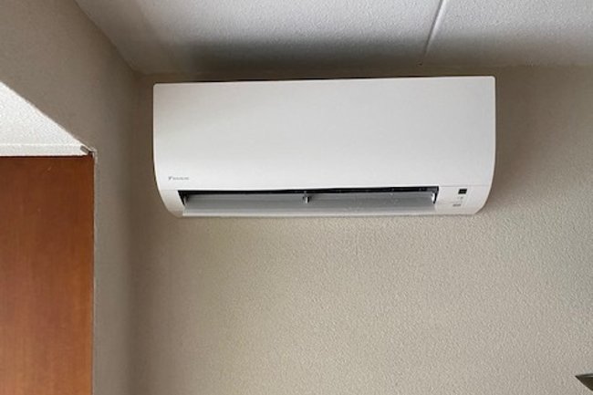 Daikin Comfora FTXP binnen deel, in mat wit uitgevoerd.