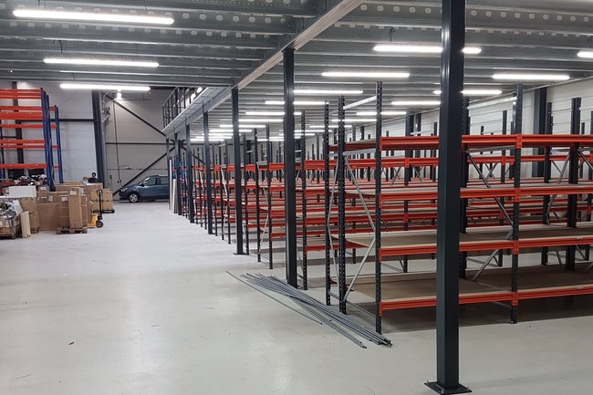 Nieuwe ledarmaturen in magazijn gemonteerd