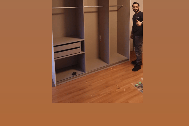 Ein Mitarbeiter bei der Möbelmontage