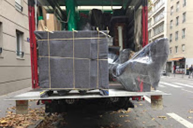 Chargement d'un camion avec hayon