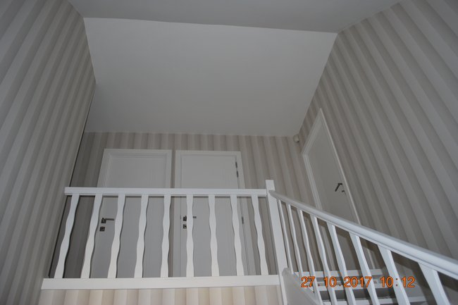 Traphall behangen met 3D vliesbehang