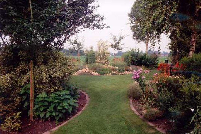 Door ons aangelegde tuin.