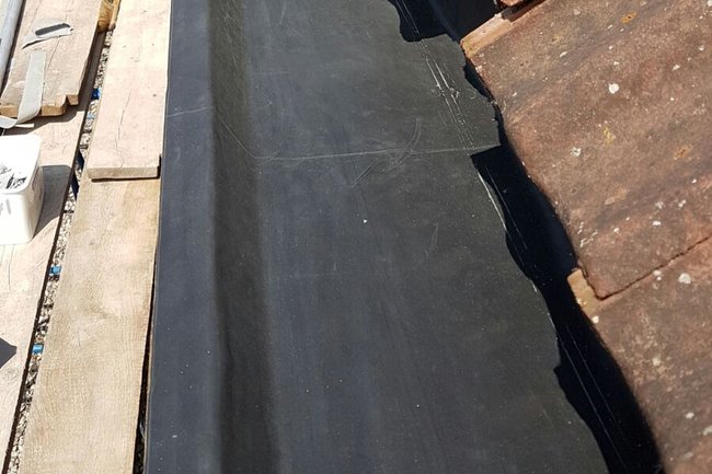 Goot bekleed met EPDM dakbedekking.