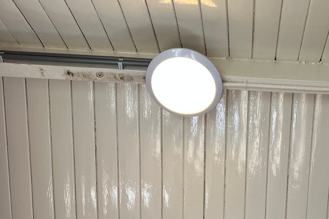 Verlichting in portiek op sensor