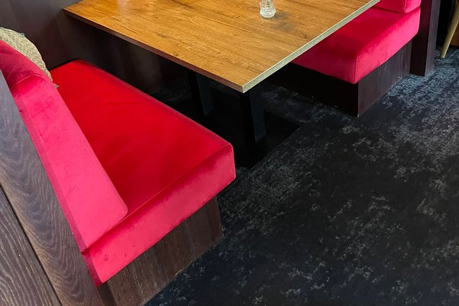 Herstoffering eetbanken voor een bistro in onze Velours