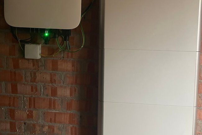 Omvormer met thuisbatterij