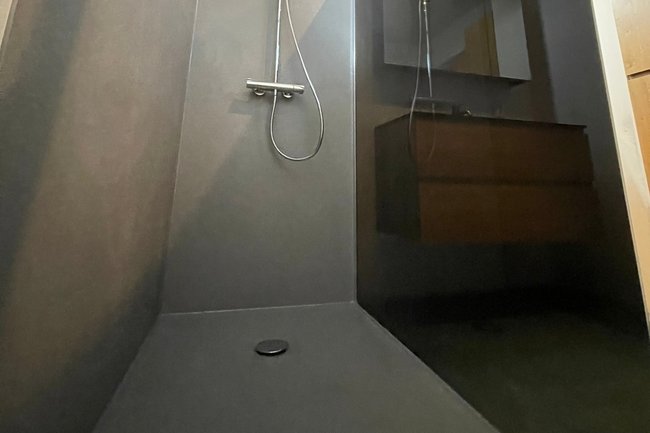 douche met natuursteenwandpanelen