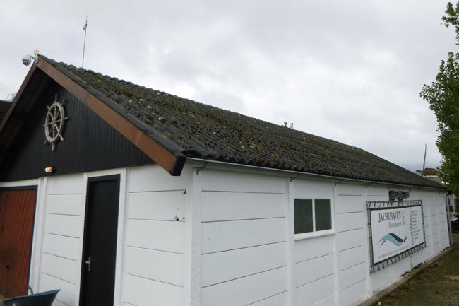 Asbesthoudende golfplaten op het dak
