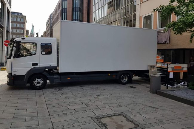 Umzüge mit 7.5t LKW und 4 Möbelpackern