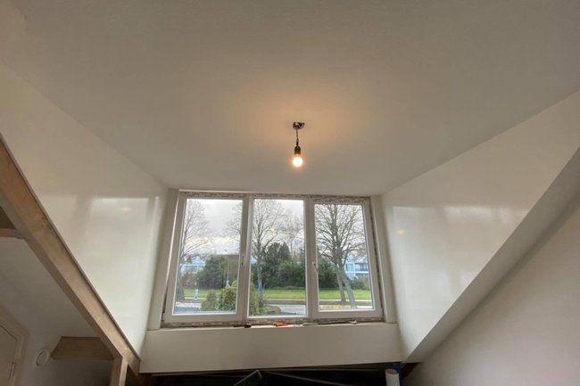 Aanbrengen spack op plafond en hout afwerken met lak