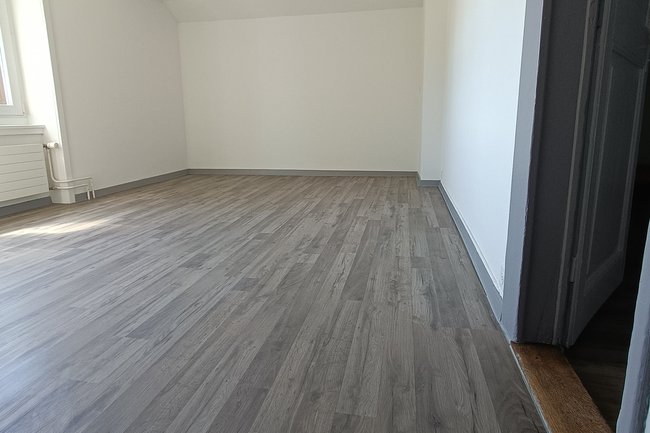 Zimmer neu gestrichen und mit neuem Laminat verlegt.