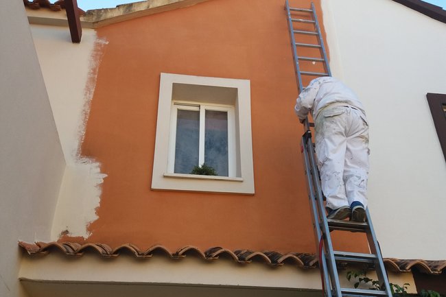 Cambio de color del exterior de una casa.