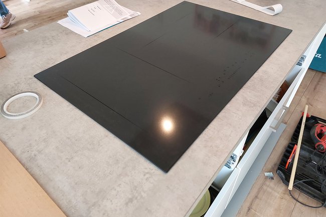 Inductiekookplaat plaatsen in keukenblad.