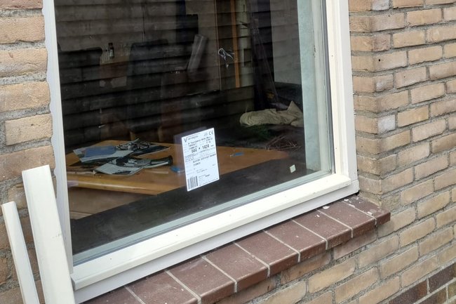 Oude ruit uit de Butyleen, nieuwe ruit in de Polymeer MS Kit