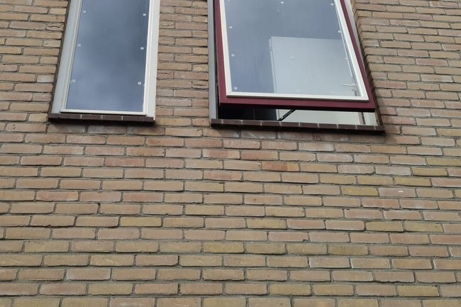 Oude ruiten uit de Butyleen, nieuwe ruiten + rooster erin.