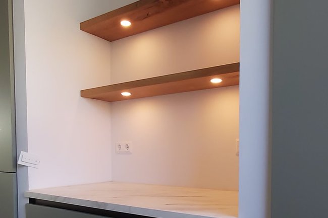 Twee massief eikenhouten keuken planken met verlichting