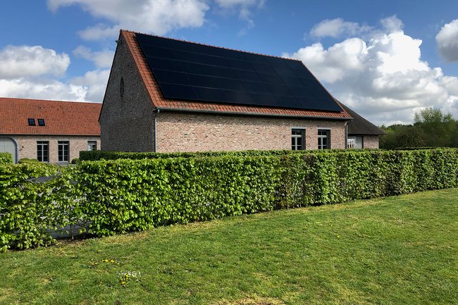 Installatie met Full Black zonnepanelen door MR Solar
