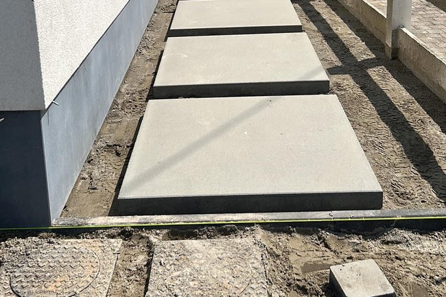 Plaatsen van betonstenen 1mx1m