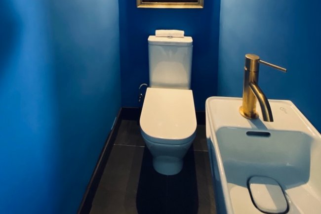 reforma y cambio de color aseo: de blanco a azul