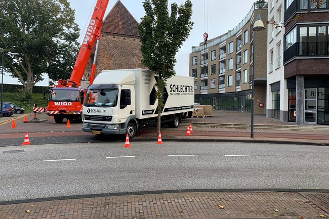 Inboedel word met een externe kraan op het balkon gezet