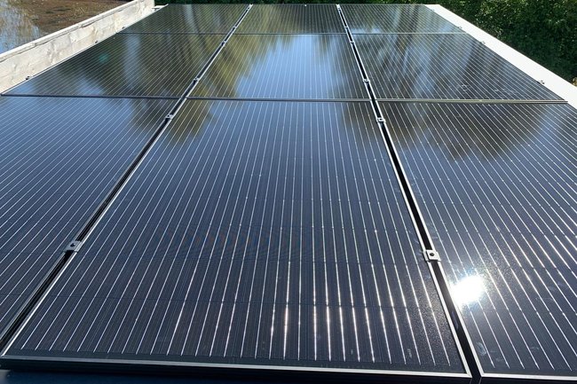 Plat dak; passend gelegd door de monteurs van SunDynamics
