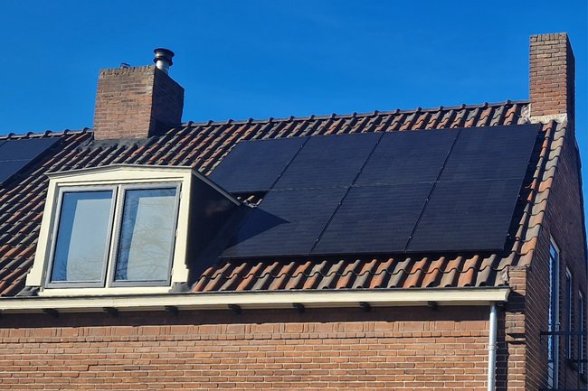 7 astronergy fullblack panelen met een solarege omvormer