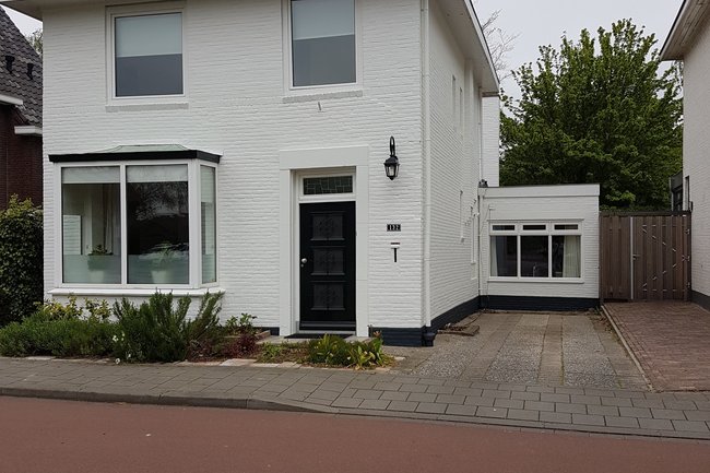 Buiten schilderwerk.
Hintham.