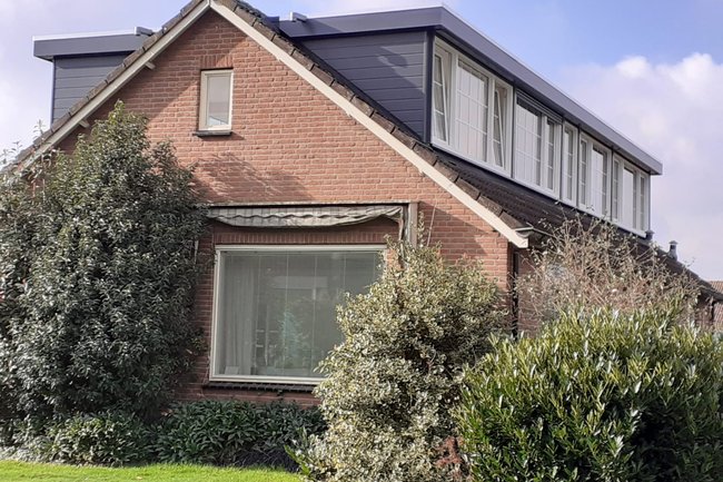 Twee dakkapellen van 12 meter om een verdieping te creëren.