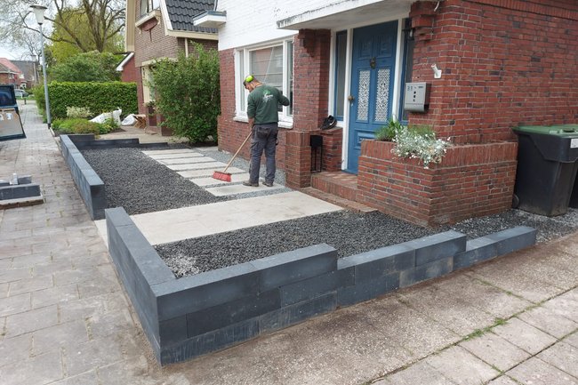 Tuinrenovatie, staptegels en siersplit