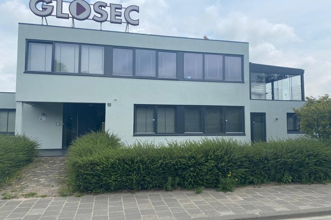 Bedrijfspand alle kozijnen en deuren geschilderd