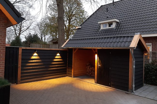 Haardhout berging en schutting met Inlite verlichting