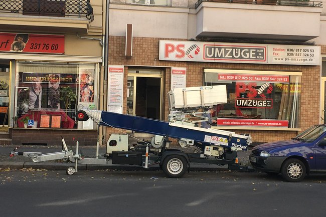 Unser Möbellift vor unserem Büro in Berlin / Spandau