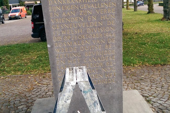 Letters schilderen monument.