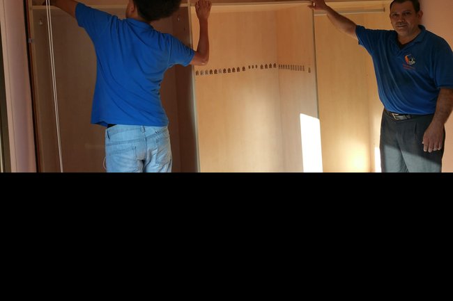 Operarios en acción. Mueble puerta corredera