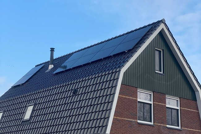 Totaal: 20 zonnepanelen. Aan beide kanten 10 stuks.