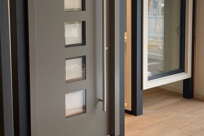 Voordeur en raam in onze showroom